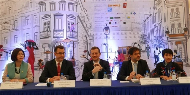  Đại sứ Pháp Bertrand Lortholary (giữa) và các đại biểu tham gia cuộc họp báo về Lễ hội Pháp Balade en France tại Hà Nội ngày 11/12 