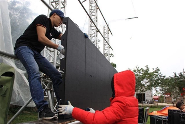  Chiếc màn hình LED rộng 40m2 được lắp đặt tại sân bóng trước cổng nhà cầu thủ Quang Hải để phục vụ bà con nhân dân tại thôn Đường Nhạn, xã Xuân Nộn, huyện Đông Anh, xem trận chung kết AFF Cup 2018 giữa Việt Nam và Malaysia tối nay (11/12). 