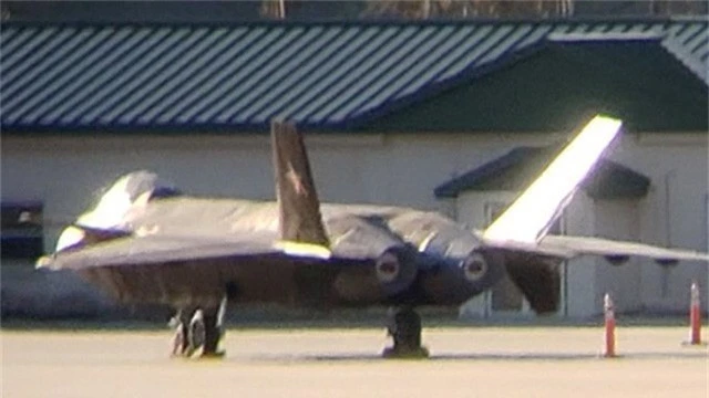  Bức ảnh được cho là chụp máy bay chiến đấu J-20 tại căn cứ ở Mỹ. (Ảnh: Aviationist) 
