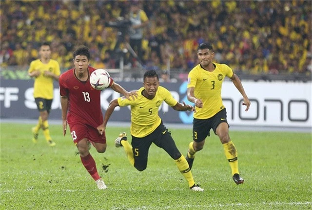  Đức Chinh (trái) bỏ lỡ ít nhất hai cơ hội ghi bàn ở trận đấu tại Bukit Jalil 