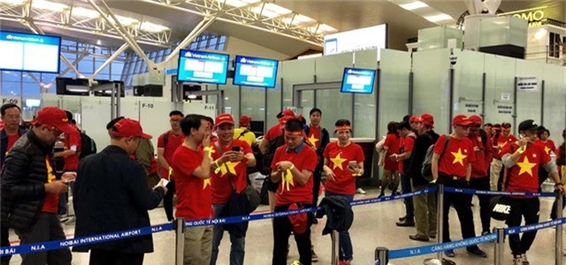 Hàng ngàn CĐV mang biển cờ đỏ sao vàng sang Malaysia cổ vũ tuyển Việt Nam - Ảnh 1.