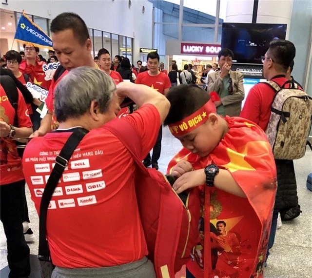 Hàng ngàn CĐV mang biển cờ đỏ sao vàng sang Malaysia cổ vũ tuyển Việt Nam - Ảnh 2.