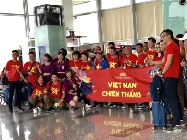 Hàng ngàn CĐV mang biển cờ đỏ sao vàng sang Malaysia cổ vũ tuyển Việt Nam - Ảnh 6.