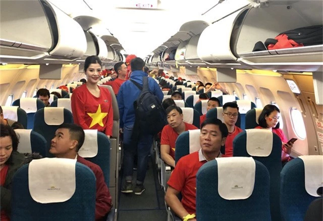 Hàng ngàn CĐV mang biển cờ đỏ sao vàng sang Malaysia cổ vũ tuyển Việt Nam - Ảnh 7.