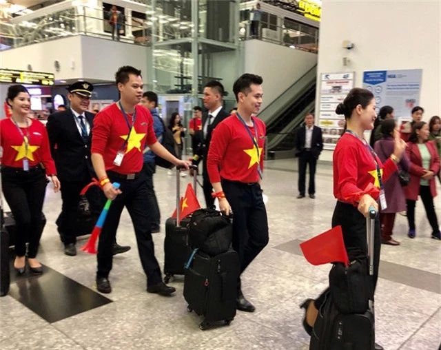 Hàng ngàn CĐV mang biển cờ đỏ sao vàng sang Malaysia cổ vũ tuyển Việt Nam - Ảnh 9.