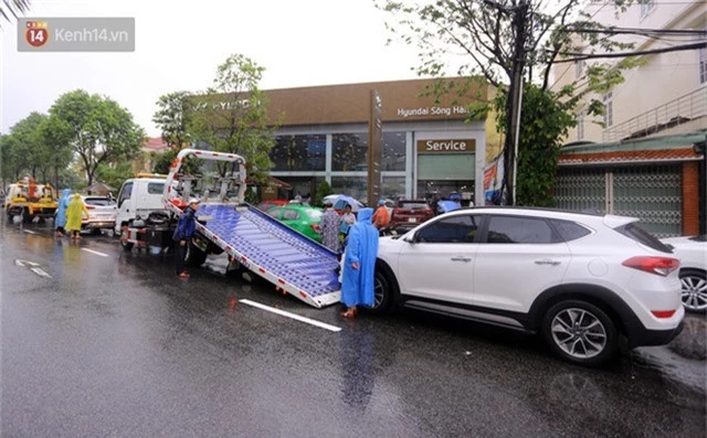 Hàng nghìn ô tô, xe máy bị đuối nước ở Đà Nẵng xếp hàng dài chờ cấp cứu - Ảnh 9.