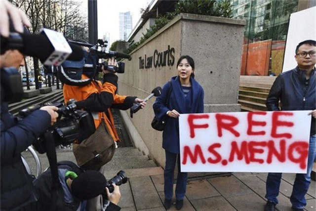  Những người ủng hộ nữ giám đốc tài chính Huawei bên ngoài phiên tòa. Ảnh: AP 