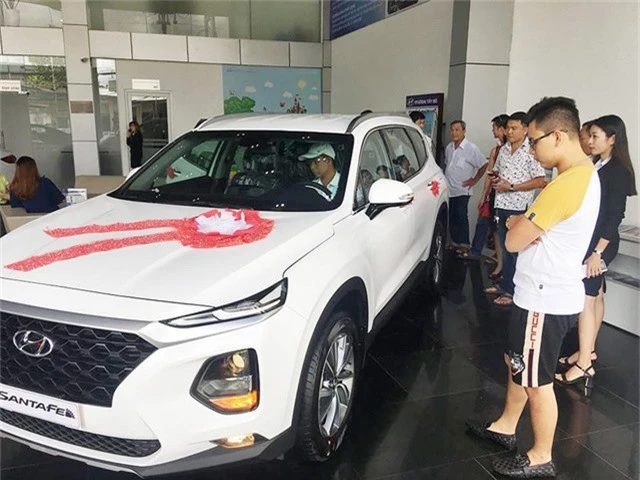 Mòn mỏi chờ đợi Hyundai Santa Fe 2019 ra mắt, nhiều khách Việt rút cọc, tìm xe khác chơi Tết - Ảnh 3.