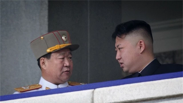  Nhà lãnh đạo Triều Tiên Kim Jong-un (phải) và người được cho là ông Choe Ryong-hae (Ảnh: AFP) 