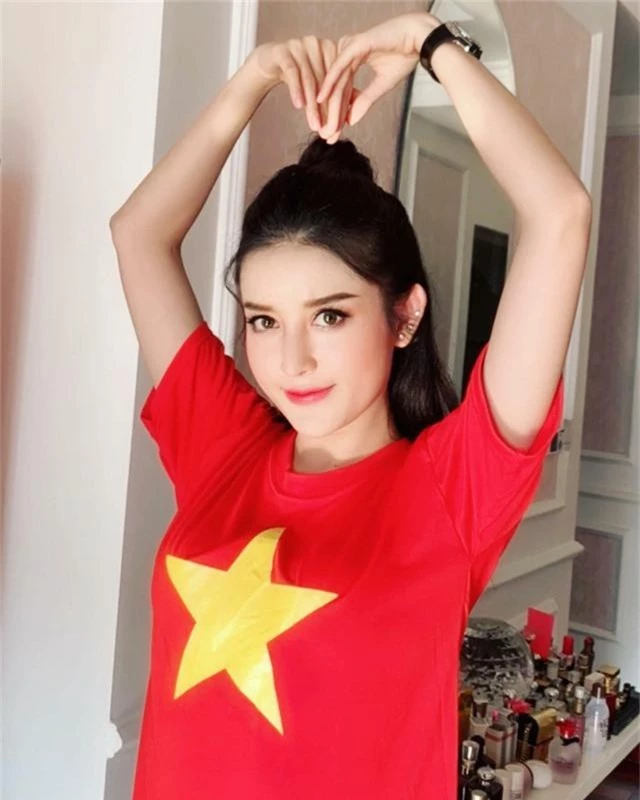  Huyền My sẽ mặc áo đỏ sao vàng để cổ vũ cho các tuyển thủ Việt Nam trong trận lượt đi chiều tối nay. 