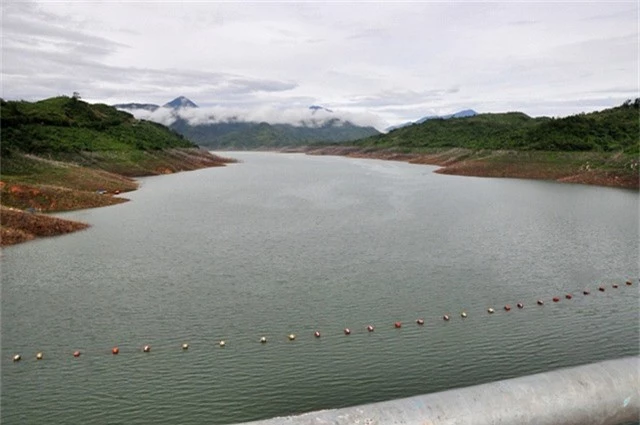 Nhưng lượng mưa ở vùng núi vẫn không đáng kể, 4 hồ thủy điện lớn của Quảng Nam hiện vẫn tích chưa đủ dung tích