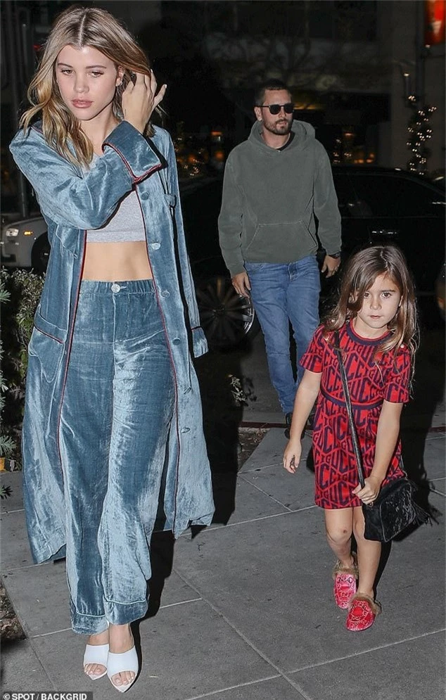  Sofia Richie đi mua sắm ở Beverly Hills cùng bạn trai hơn 15 tuổi Scott Disick và con gái của anh này 