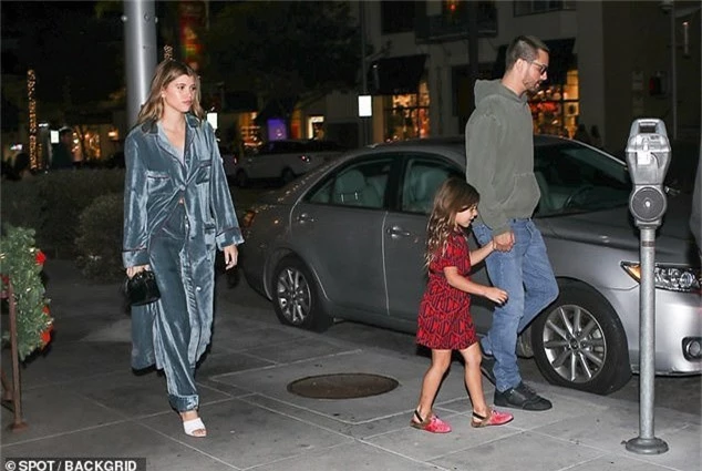  Sofia Richie nổi tiếng hơn nhiều từ sau khi hẹn hò với Scott Disick từ tháng 5 năm ngoái và hiếm xa nhau kể từ đó. Cặp đôi rất đắt show sự kiện và quảng cáo trên trang cá nhân. Sofia Richie từng hẹn hò với ca sỹ Justin Bieber trong quá khứ. 