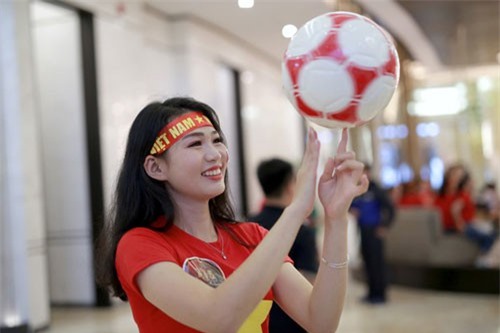 Đã mắt ngắm dàn gái xinh cổ vũ đội tuyển Việt Nam