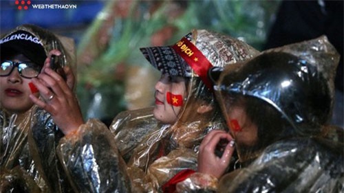 Fan nữ xinh đẹp bất chấp mưa rét đến sân Hàng Đẫy cổ vũ thầy trò HLV Park Hang Seo