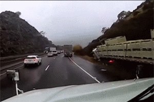 Clip: Xe tải lao như điên trên đường đèo