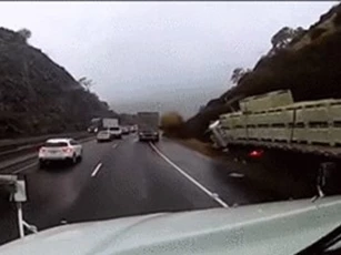 Clip: Xe tải lao như điên trên đường đèo