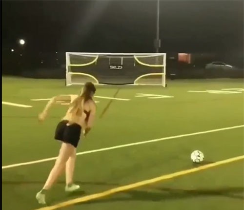 Clip: Hot girl 'đốn tim' fan bằng màn phô diễn kỹ thuật trên sân cỏ