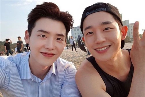 Lee Jong Suk bất ngờ gửi xe đồ ăn chúc mừng phim mới của Jung Hae In