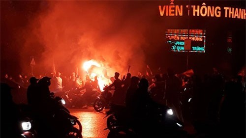 Người hâm mộ ào xuống đường sau trận hòa của tuyển Việt Nam