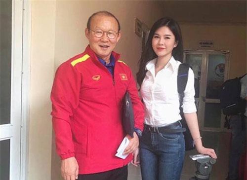 Danh tính cô MC xinh đẹp "kè kè" bên cạnh HLV Park Hang-Seo