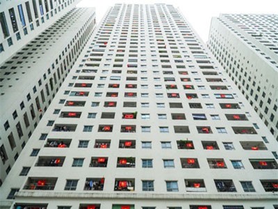 Cả tòa chung cư Hà Nội phủ kín cờ đỏ sao vàng cổ vũ đội tuyển Việt Nam