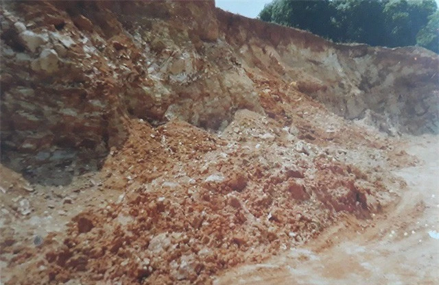 Đất làm nền đường cao tốc do lão nông Tân Lực tố cáo không đạt chuẩn ( Ảnh: Dân Trí) Đất làm nền đường cao tốc do lão nông Tân Lực tố cáo không đạt chuẩn ( Ảnh: Dân Trí)