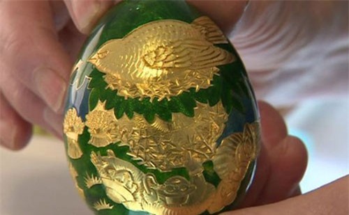 Lần theo manh mối trong sách, người đàn ông tìm được quả trứng vàng 200 triệu đồng