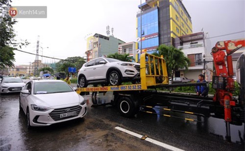 Hàng nghìn ô tô, xe máy bị "đuối nước" ở Đà Nẵng xếp hàng dài chờ "cấp cứu"
