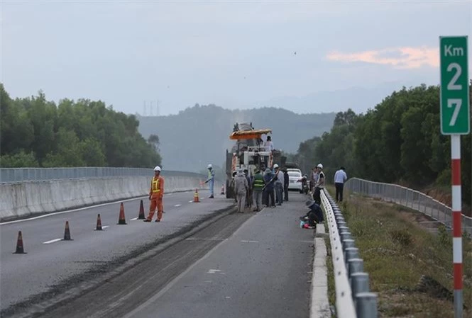 Cào mặt đường kém chất lượng để thảm lại ỏ dự án cao tốc hơn 34 nghìn tỷ (Ảnh: TIền Phong)