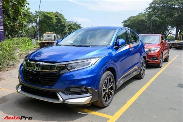 Doanh số Honda HR-V 'tụt dốc' trong tháng 11 vì khan hàng, một số đại lý bắt đầu bán 'bia kèm lạc'. Mẫu crossover cỡ nhỏ HR-V đạt doanh số 247 xe trong tháng 11, thấp nhất phân khúc sau tháng đầu tiên vươn lên vị trí số 1. (CHI TIẾT)