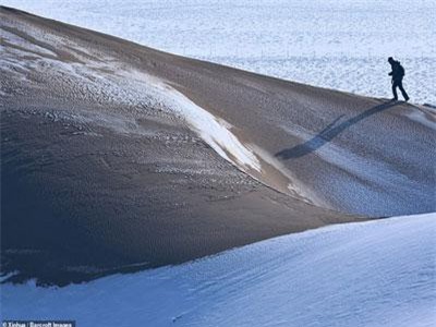 Sa mạc Trung Quốc lạnh âm 25º C, tuyết phủ trắng xóa