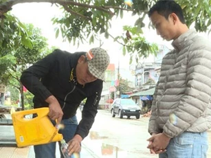 Lĩnh 8 triệu đồng mỗi tháng để uy hiếp con nợ bằng chất thải