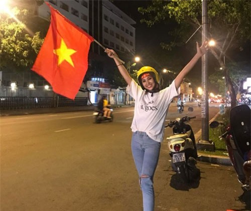 Ảnh hot 12/12: Tiểu Vy xuống đường mừng đội tuyển Việt Nam