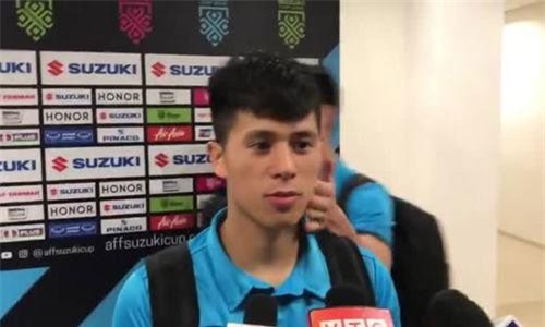 Đình Trọng bị Duy Mạnh 'nựng' má khi đang phỏng vấn