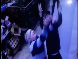 Clip: Tài xế taxi cứu bé gái rơi từ tầng 5