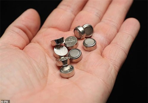 Pin cúc áo cực kỳ nguy hiểm với trẻ nhỏ