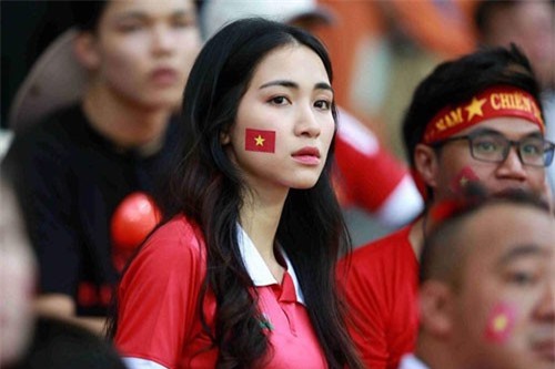 Hòa Minzy khó chịu khi bị gắn với tên Công Phượng sau trận "hòa" Malaysia?