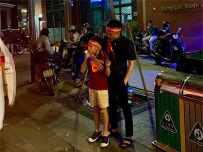 Cường Đô la khoe ảnh 2 bố con đi cổ vũ bóng đá, Subeo được khen "cao gần bằng bố"