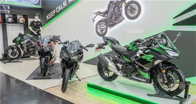 Kawasaki Ninja 400 ABS thêm màu mới ở VN, giá từ 159 triệu đồng. Motorrock vừa giới thiệu hai bộ tem cùng màu sắc mới của chiếc Kawasaki Ninja 400 ABS với mức giá vẫn nguyên 159 triệu đồng (đã bao gồm VAT). (CHI TIẾT)