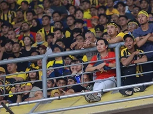 Cộng đồng mạng mến phục anh chàng CĐV Việt Nam được cho là dũng cảm nhất Bukit Jalil