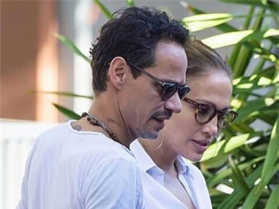 Jennifer Lopez và chồng cũ ôm hôn thân thiết khi gặp nhau