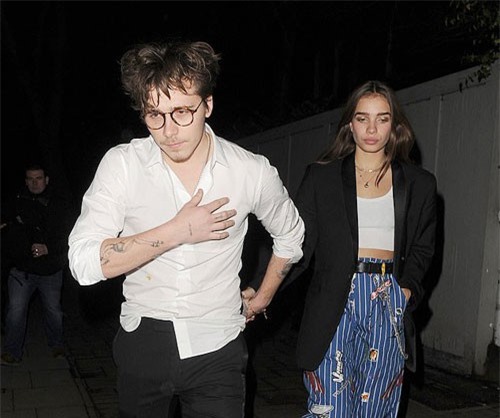 Cậu cả nhà Becks công khai bạn gái mới