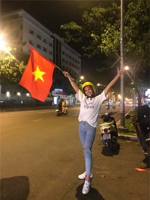 Hoa hậu Tiểu Vy xuống đường đi bão mừng đội tuyển Việt Nam dù nhận kết quả tiếc nuối hòa 2-2 tại chung kết lượt đi với Malaysia.