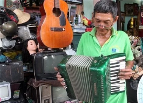 Đàn xếp cổ có tuổi đời trên 70 năm được ông Thơm nhặt về sửa lại chơi.
