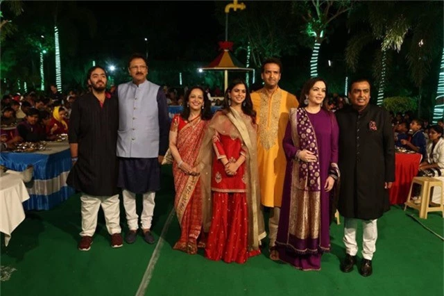 Cô dâu Isha Ambani (ở giữa) và chú rể Anand Piramal (áo vàng) cùng các thành viên trong gia đình trong các hoạt động tiền hôn lễ (Ảnh: Bloomberg)