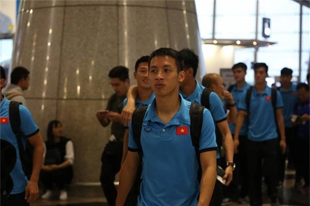 Tiền vệ Đỗ Hùng Dũng di chuyển cùng đồng đội, anh cũng đã vào sân trong hiệp hai ở trận đấu tối qua