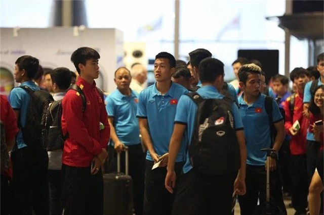 Duy Mạnh (trái) đứng chờ để làm thủ tục tại sân bay