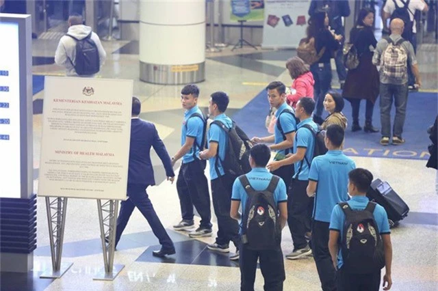 Các cầu thủ Việt Nam di chuyển tại sân bay Kuala Lumpur