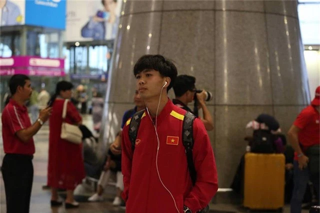 Công Phượng thư giãn bằng cách nghe nhạc